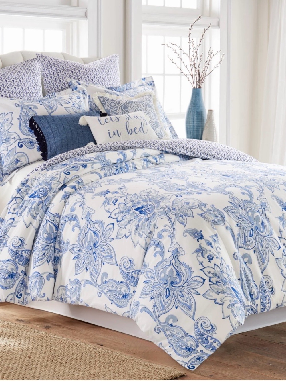Levtex Blue and White Paisley Quilt Set.. 2 shams included 💙
